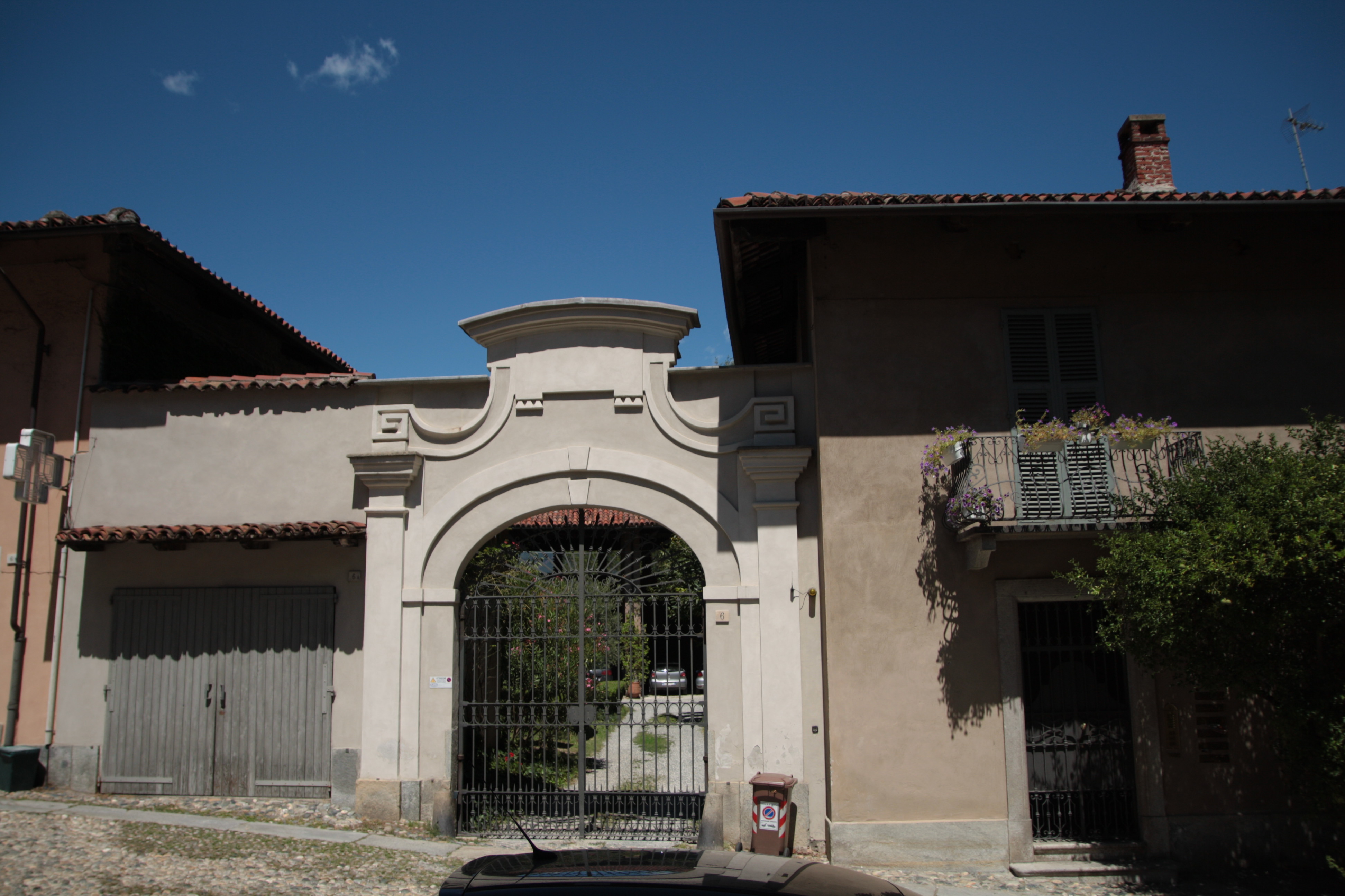 casa con cortile rustico