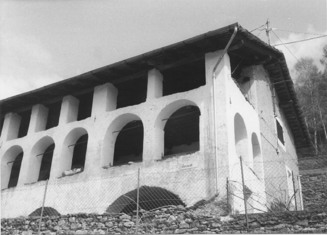 casa, ad archi e loggiati