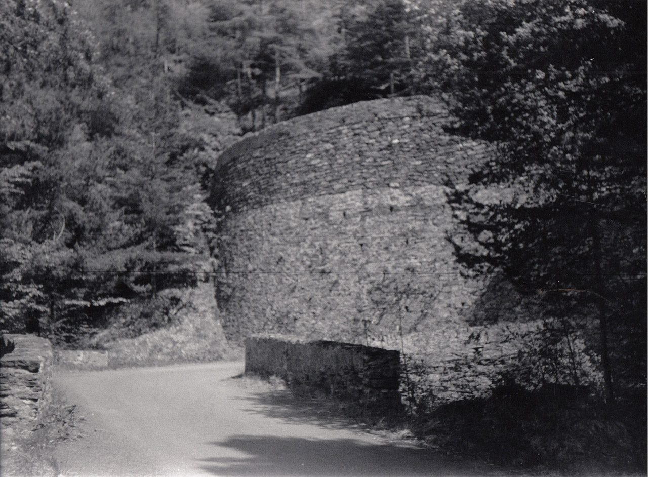Muro di sostegno di tornante di strada rotabile