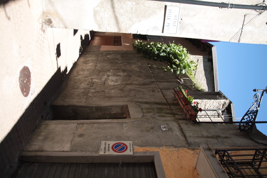 Edificio contenente passaggio medievale