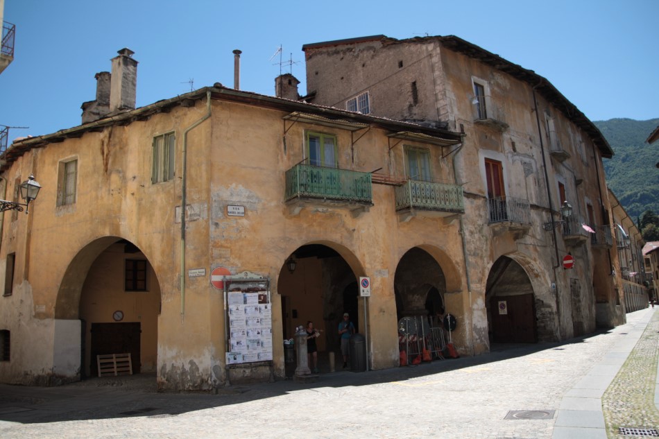 grande edificio composito con portico del mercato