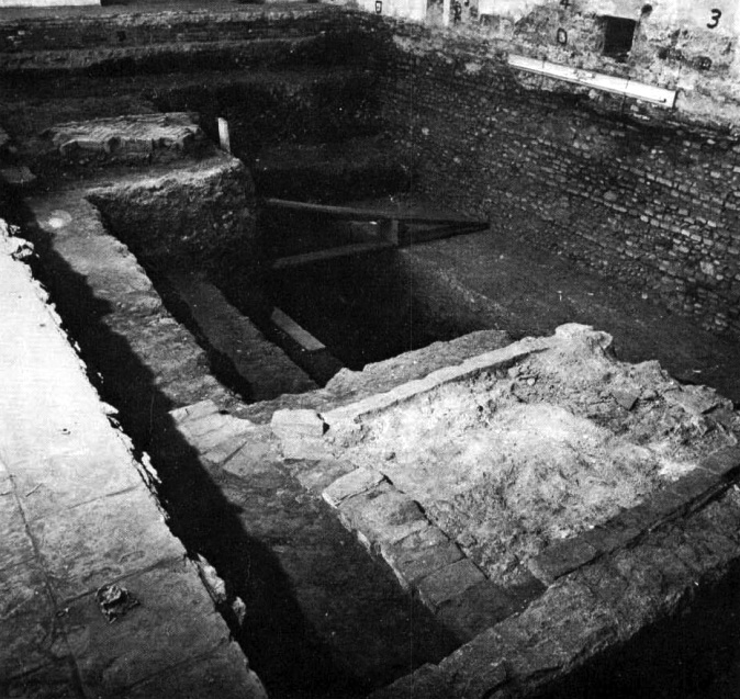 RESTI DELLE MURA ROMANE E DELLA TORRE ANGOLARE DI S-E
