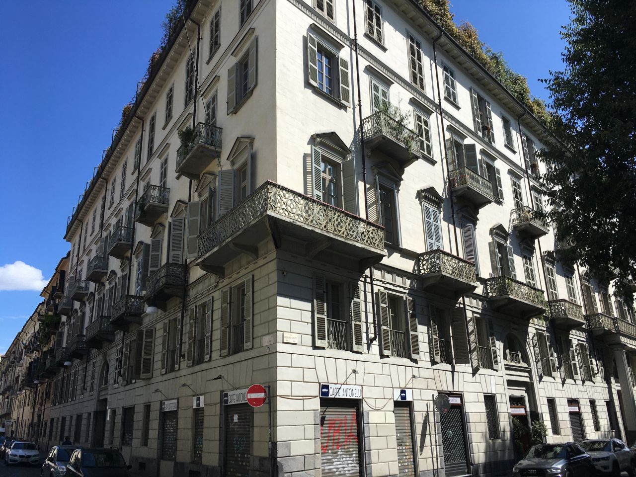 [Casa privata in piazza Maria Teresa]