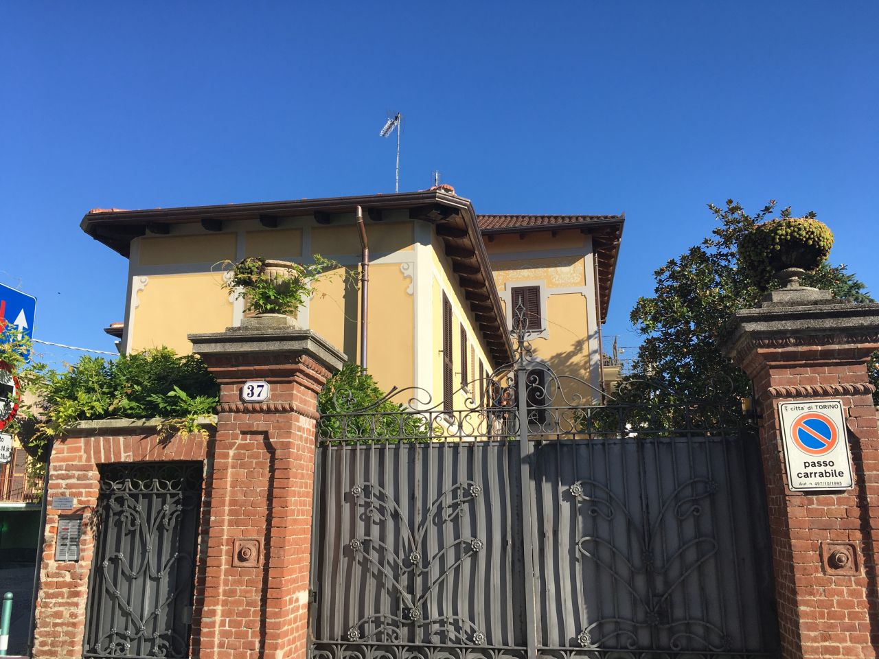 [Cascina con villa in strada Comunale di Mirafiori, 37 ]