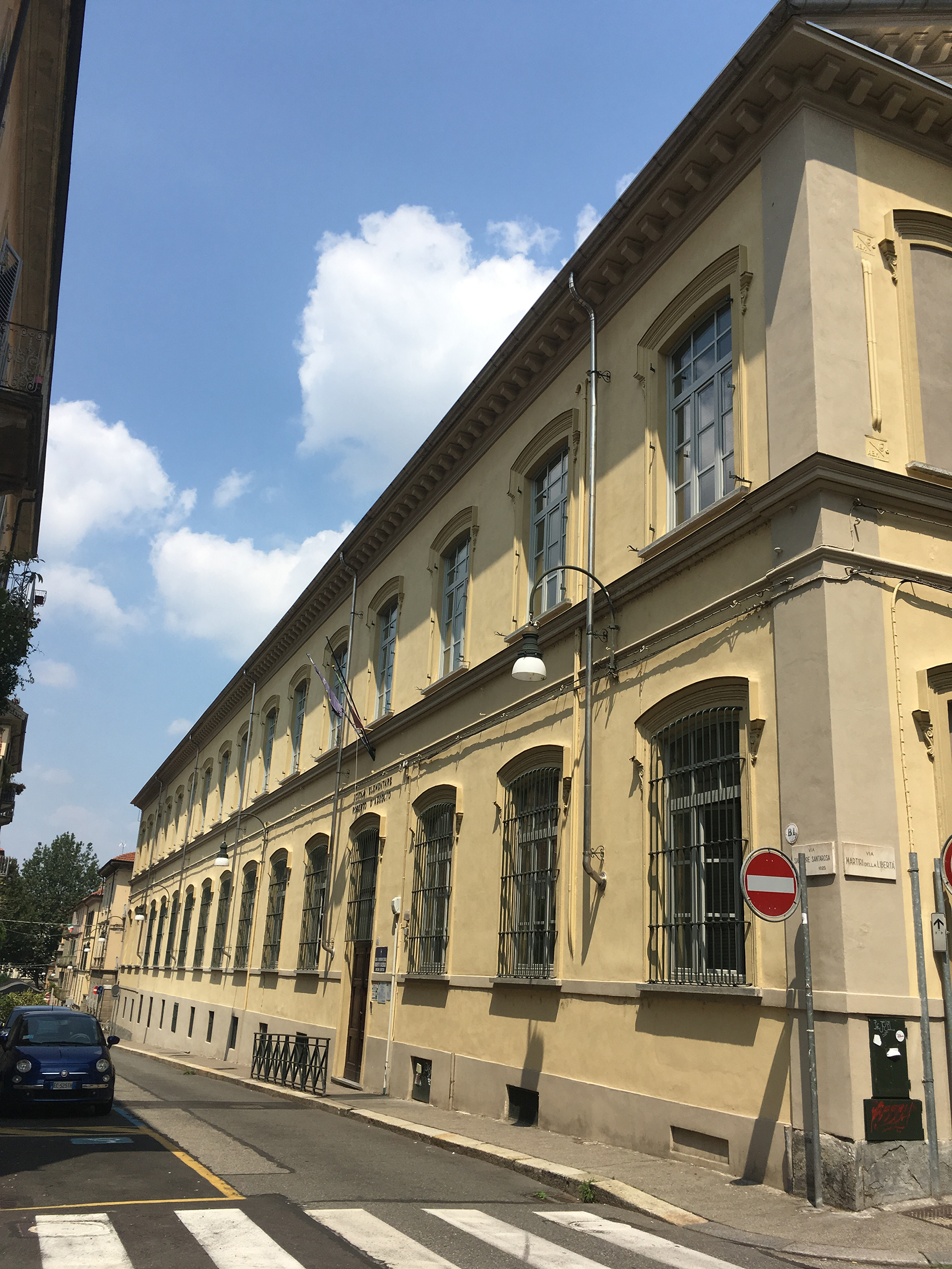 [Edificio scolastico in Via S. di Santarosa II]