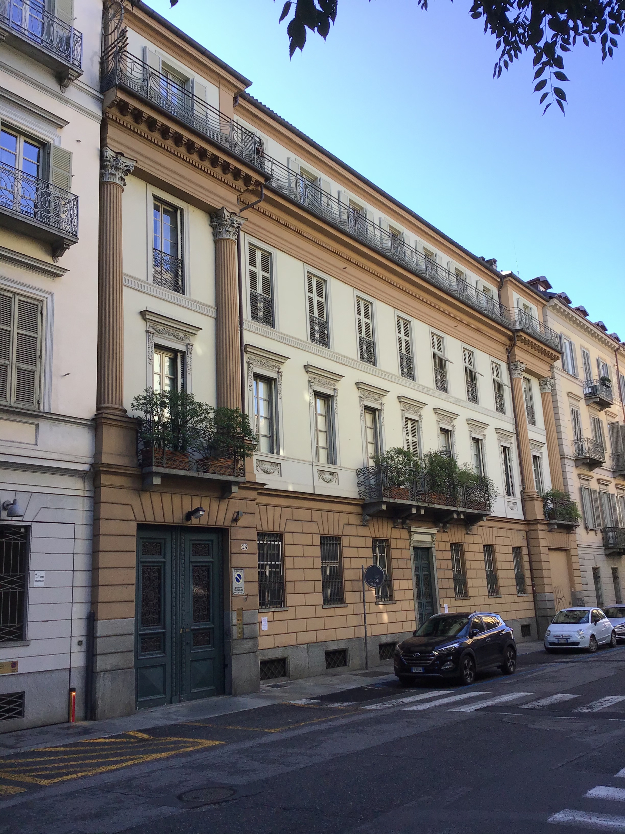 [Palazzo privato in via della Rocca, 23]