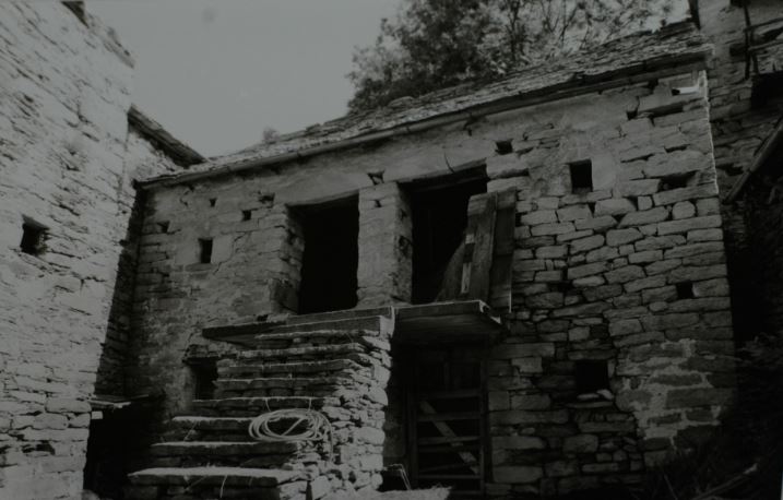 Casa con croci incise