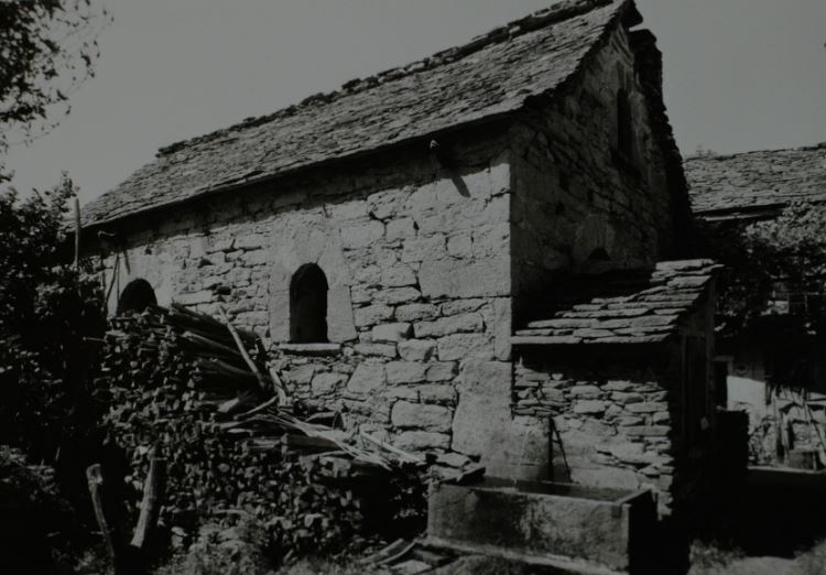 Casa con fontana e abbeveratoio
