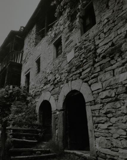 Casa con porte ad arco binate