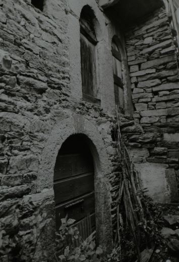 Casa con porte ad arco binate