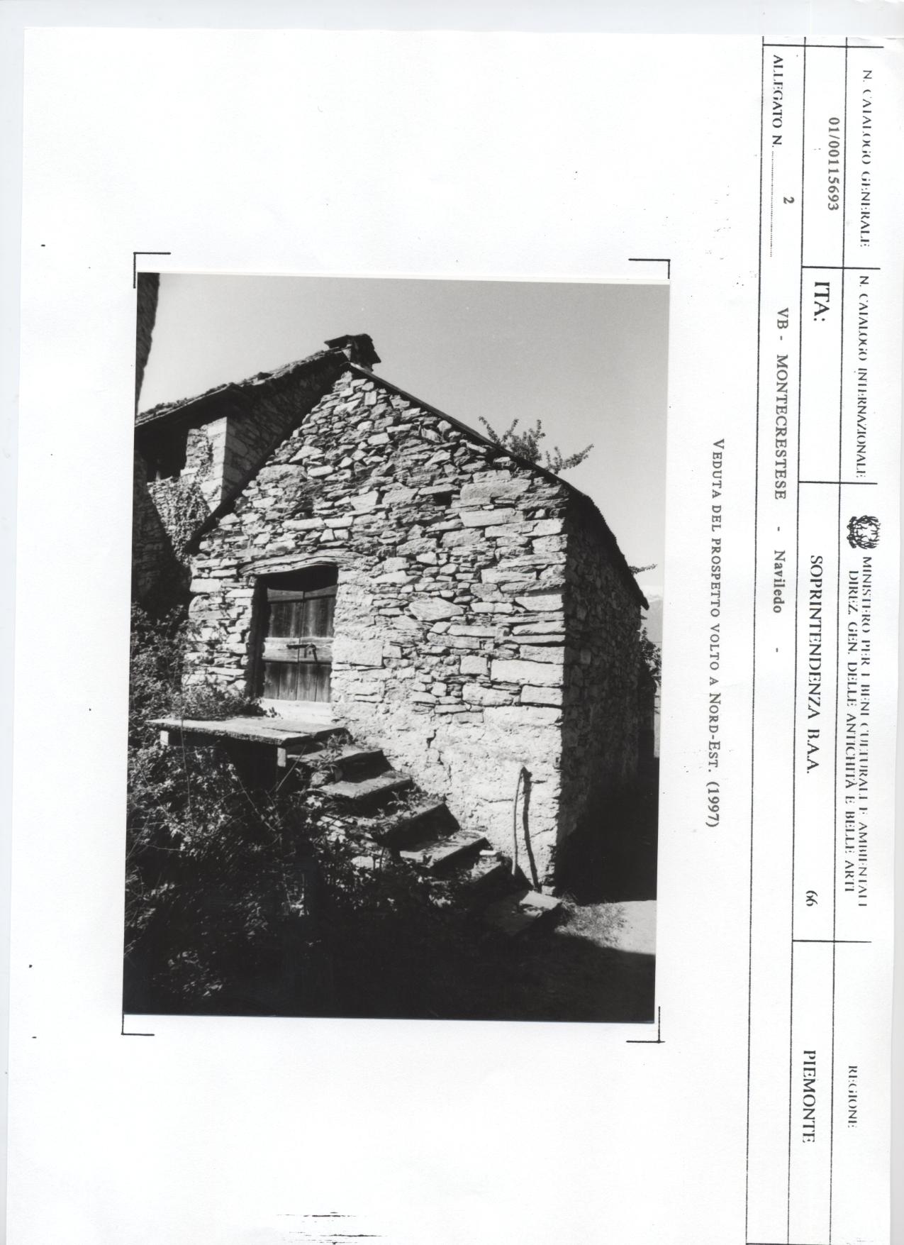 Deposito lungo la strada comunale Chiesa