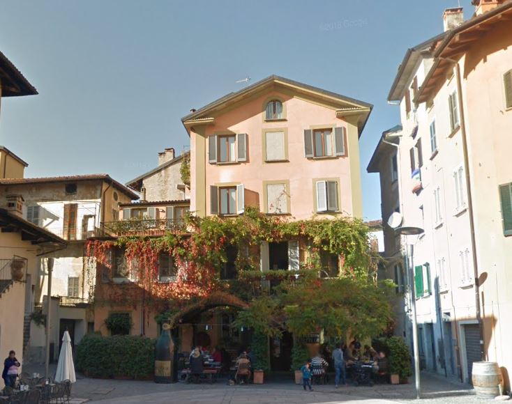 Casa con portale