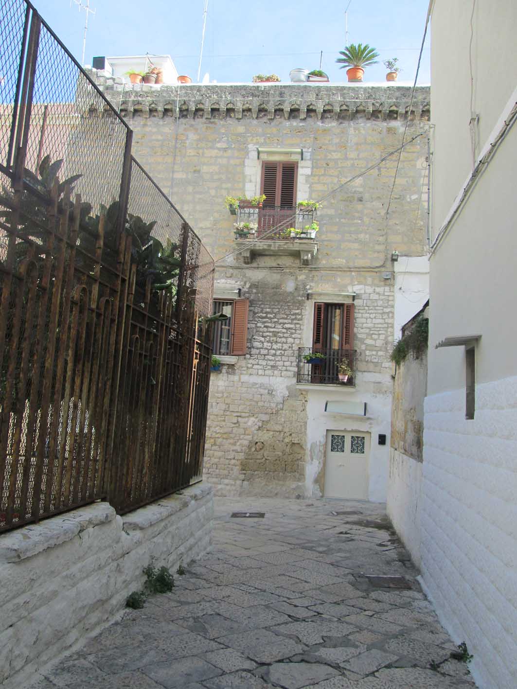[Edificio in Vicolo del Lauro, 15]