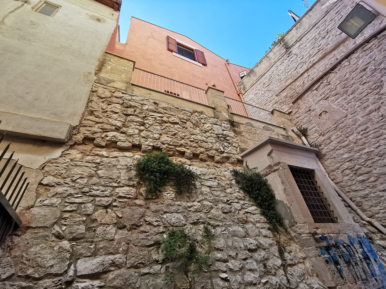 Avanzo di fortificazioni di cinta con iscrizione lapidea