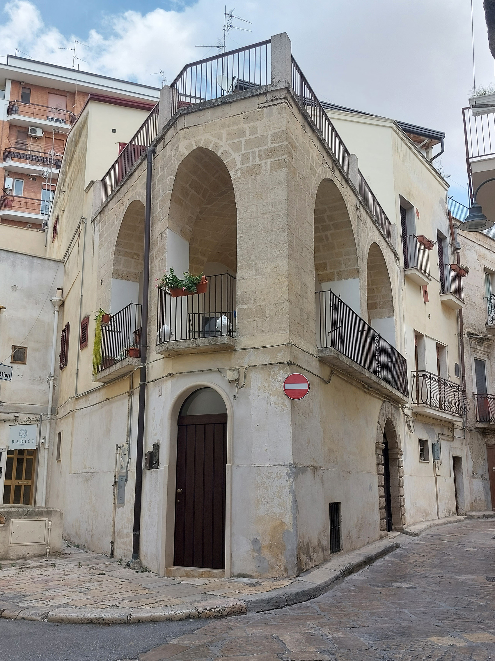 CASA PALAZZATA in VIA JANORA, 30