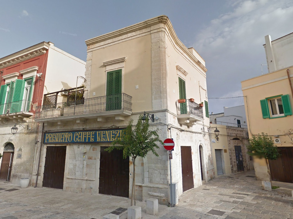 [Edificio in Piazza Giuseppe Garibaldi 16, 18, 19]