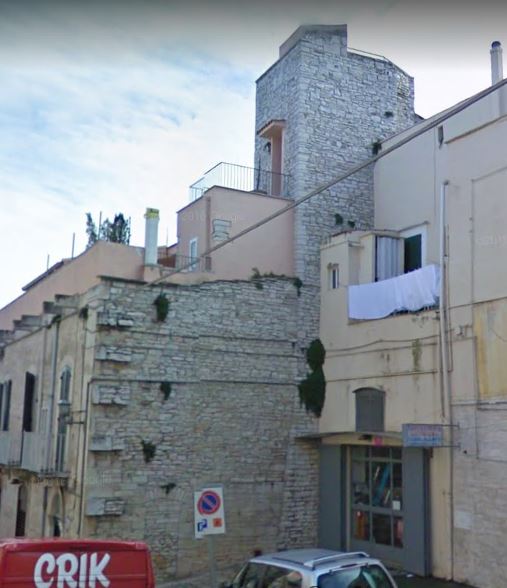 [Torre bastionata in via Giuseppe Parini]