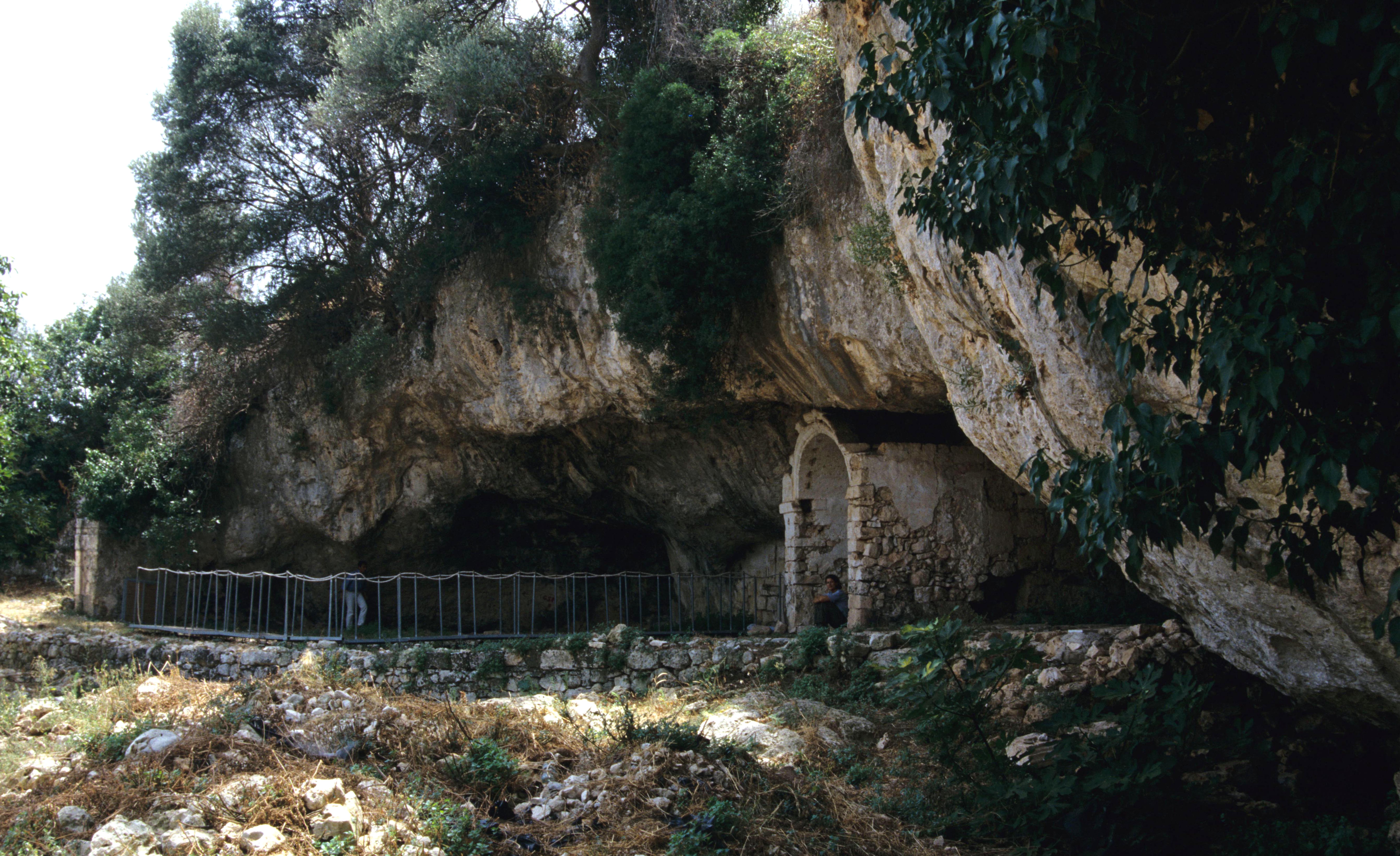 giacimento in cavità naturale, deposizione funeraria, Deposizione femminile da Grotta Santa Maria di Agnano