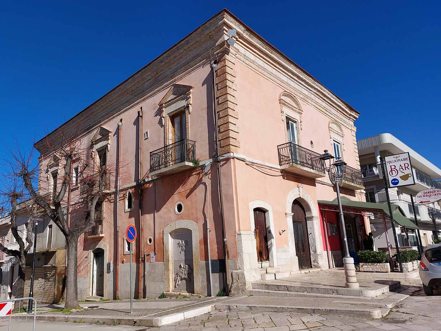 [Palazzo in Piazza Federico II angolo via Luigi Galasso]