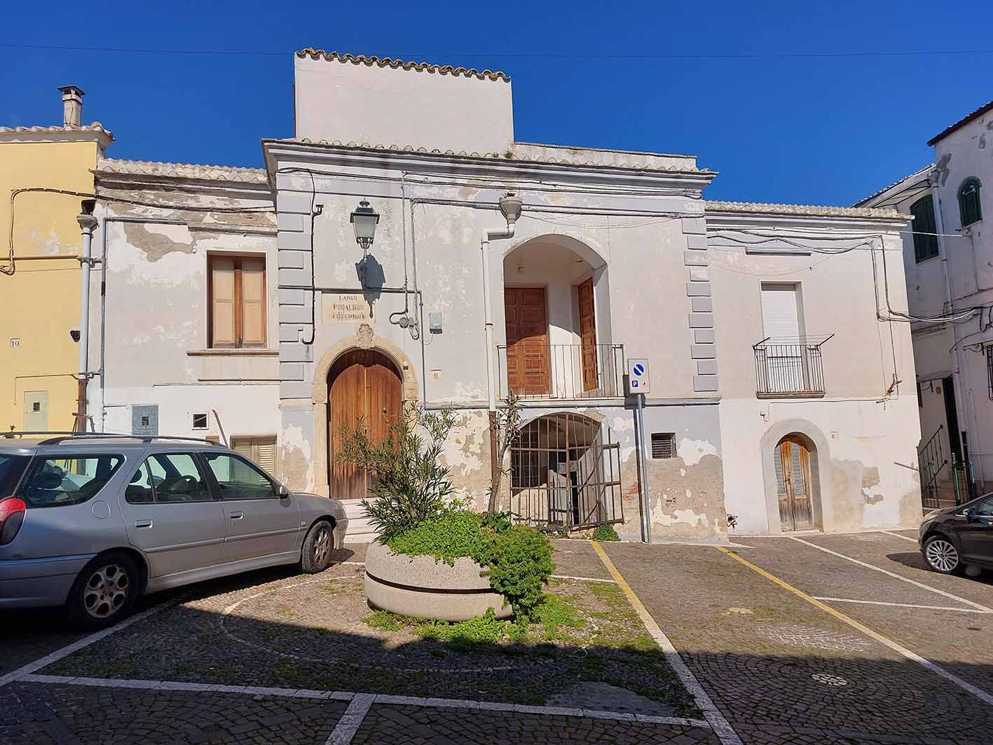 [Palazzo in via Largo Podalirio,8]
