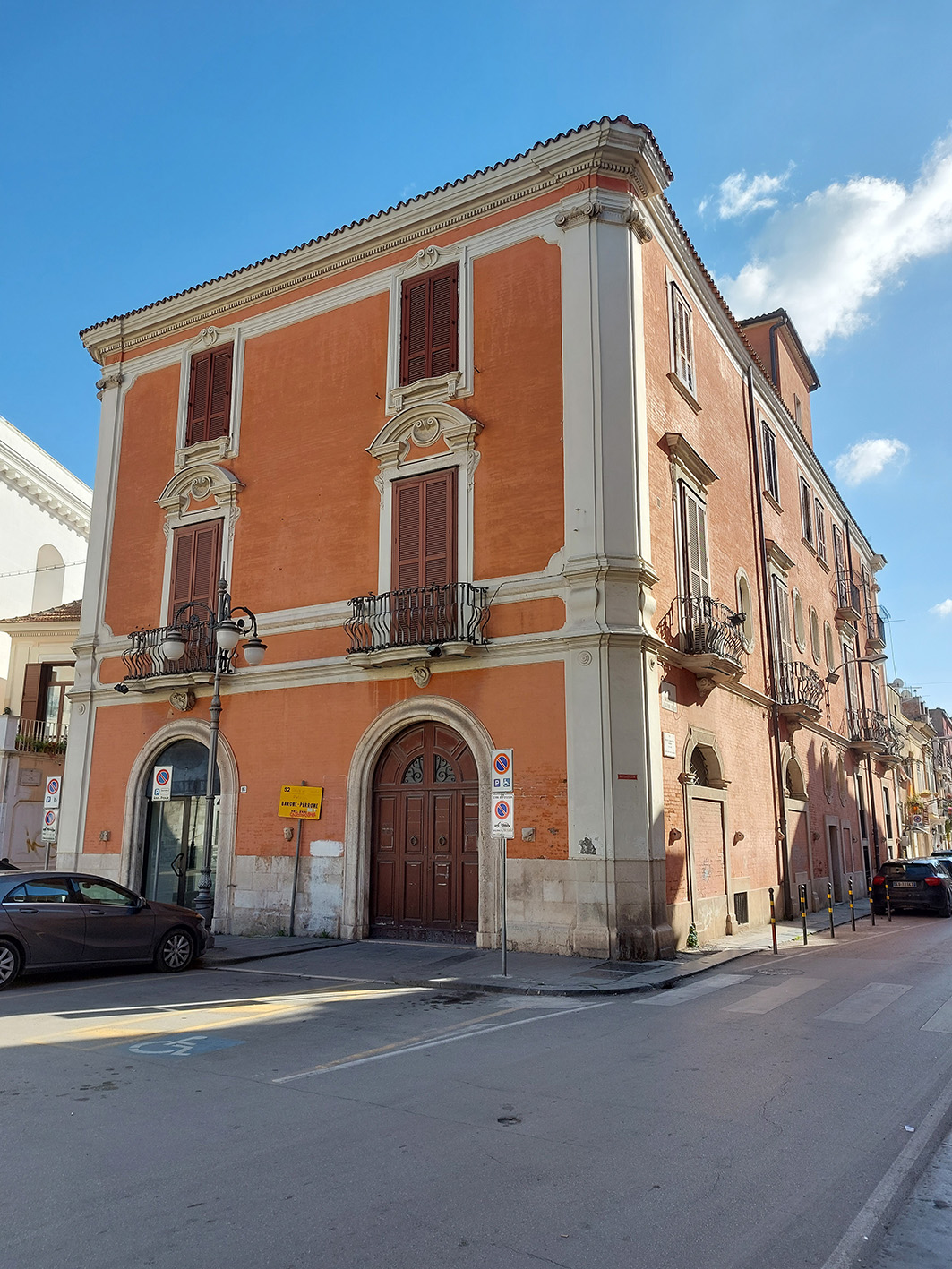 Palazzo Sede Ina, Palazzo Perrone