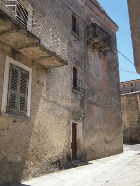 Fabbricato di civile abitazione