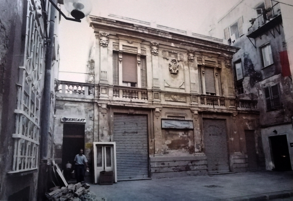 Casa con negoozi