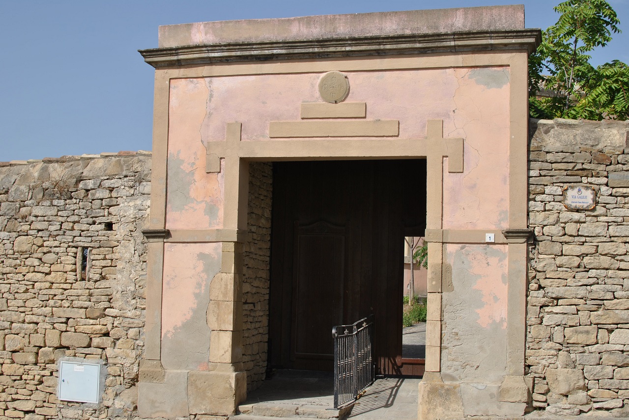 Casa con corte recintata