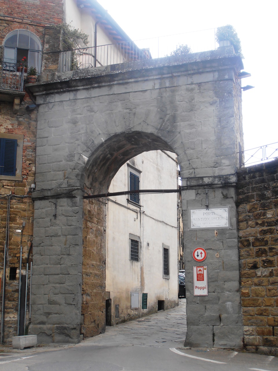 Porta Santi di Cascese