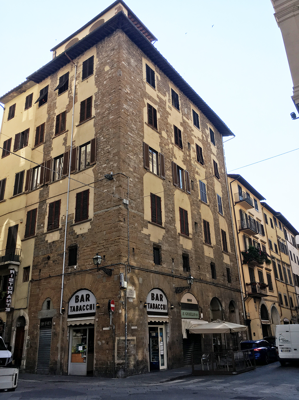 [Casa torre in Via dei Leoni]