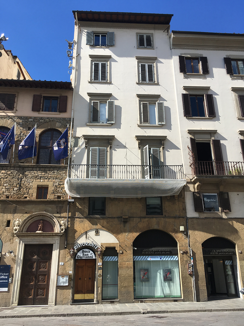 [Palazzo in Piazza S. Giovanni, 8p/28r/29r]