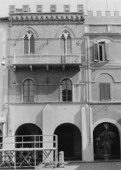 Casa torre su porticato in Piazza Dante