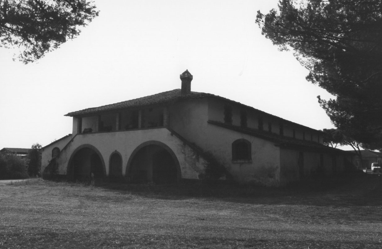 EX SCUDERIA E CASA OPERAI DELLA FATTORIA DEGLI ACQUISTI