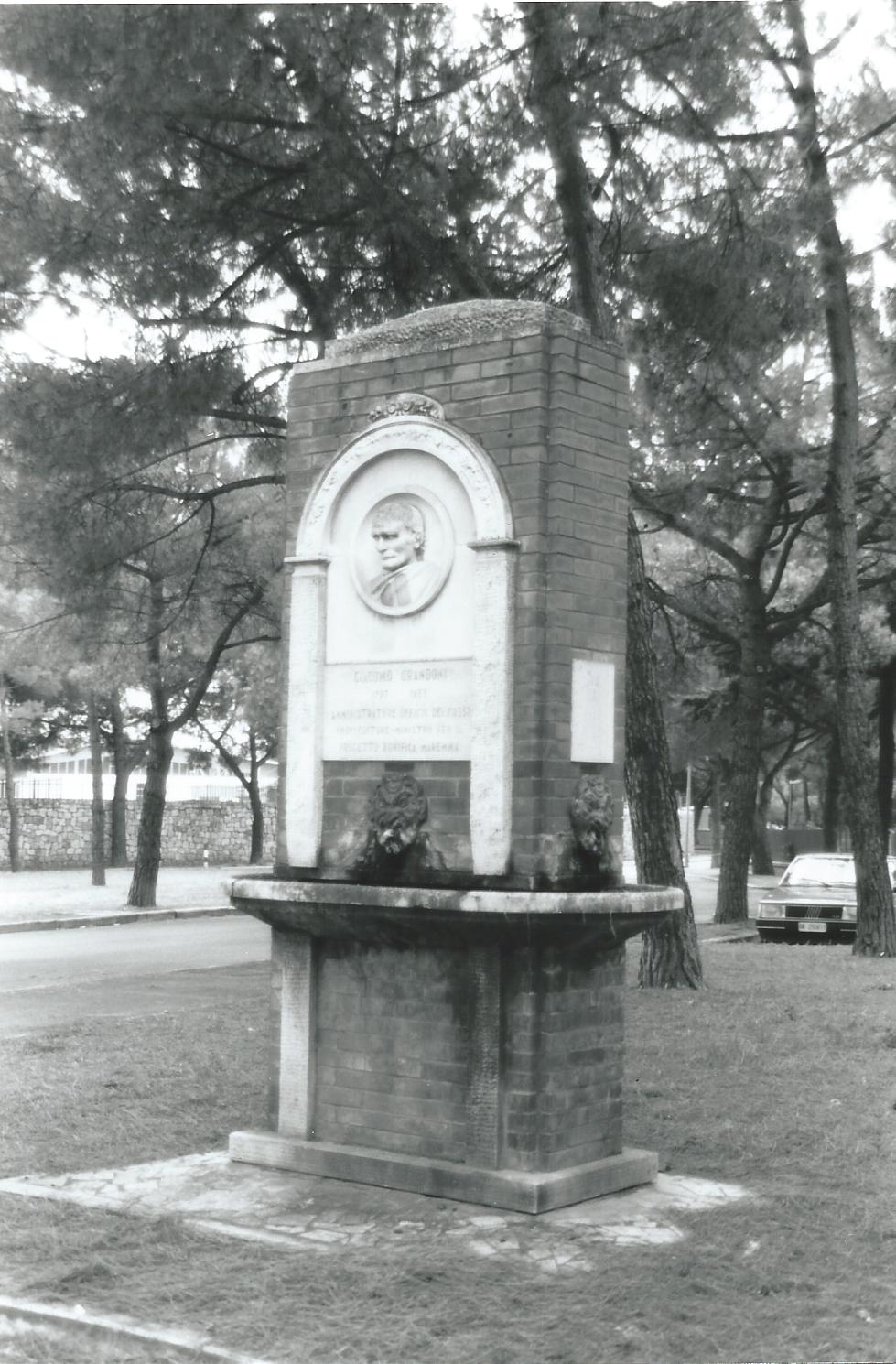 Fontana con busto e lapide dedicatoria Giacomo Grandoni