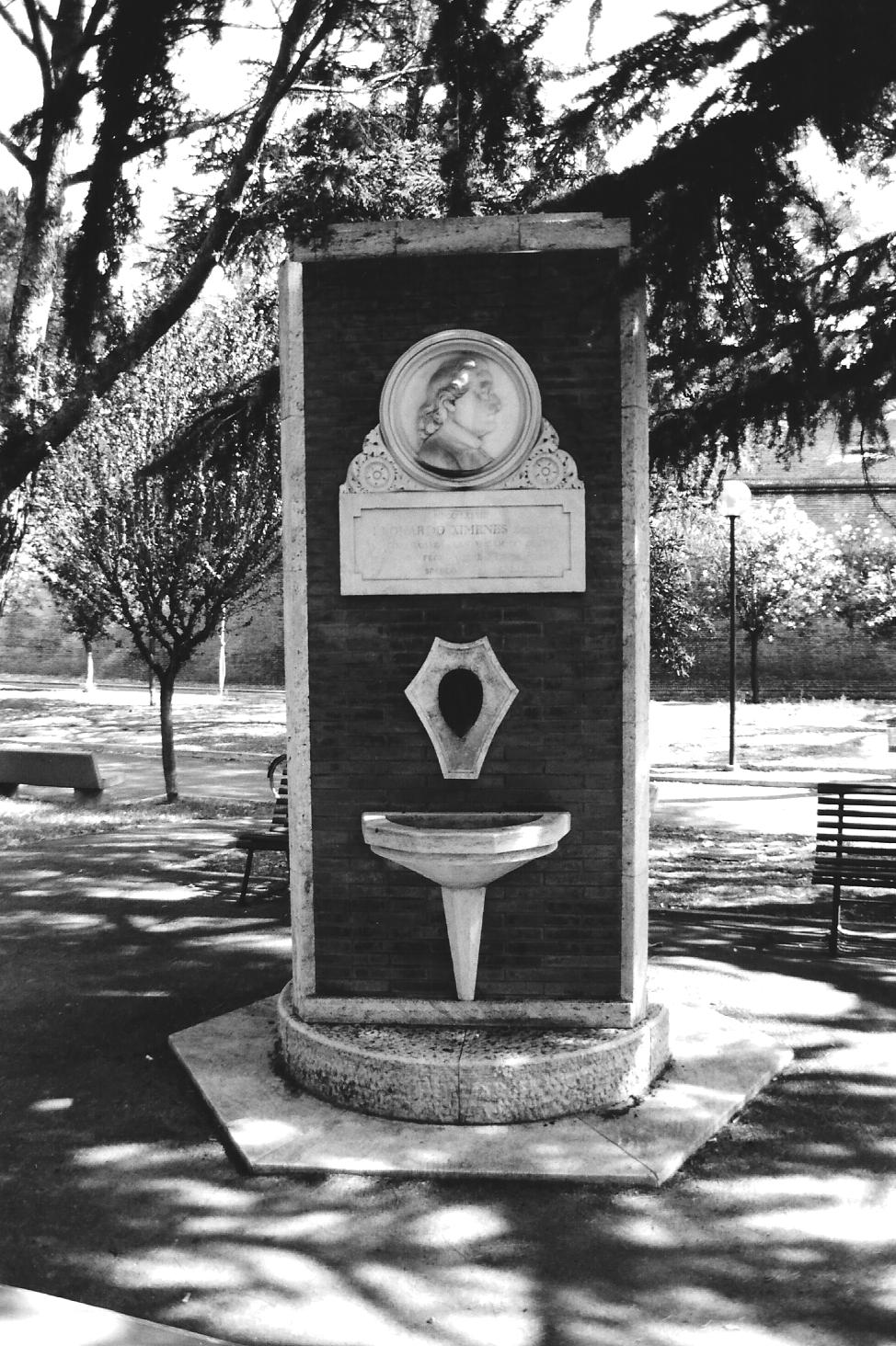 Fontana pubblica con lapidi a P. Fantoni, L. Ximenes e S. Bandini