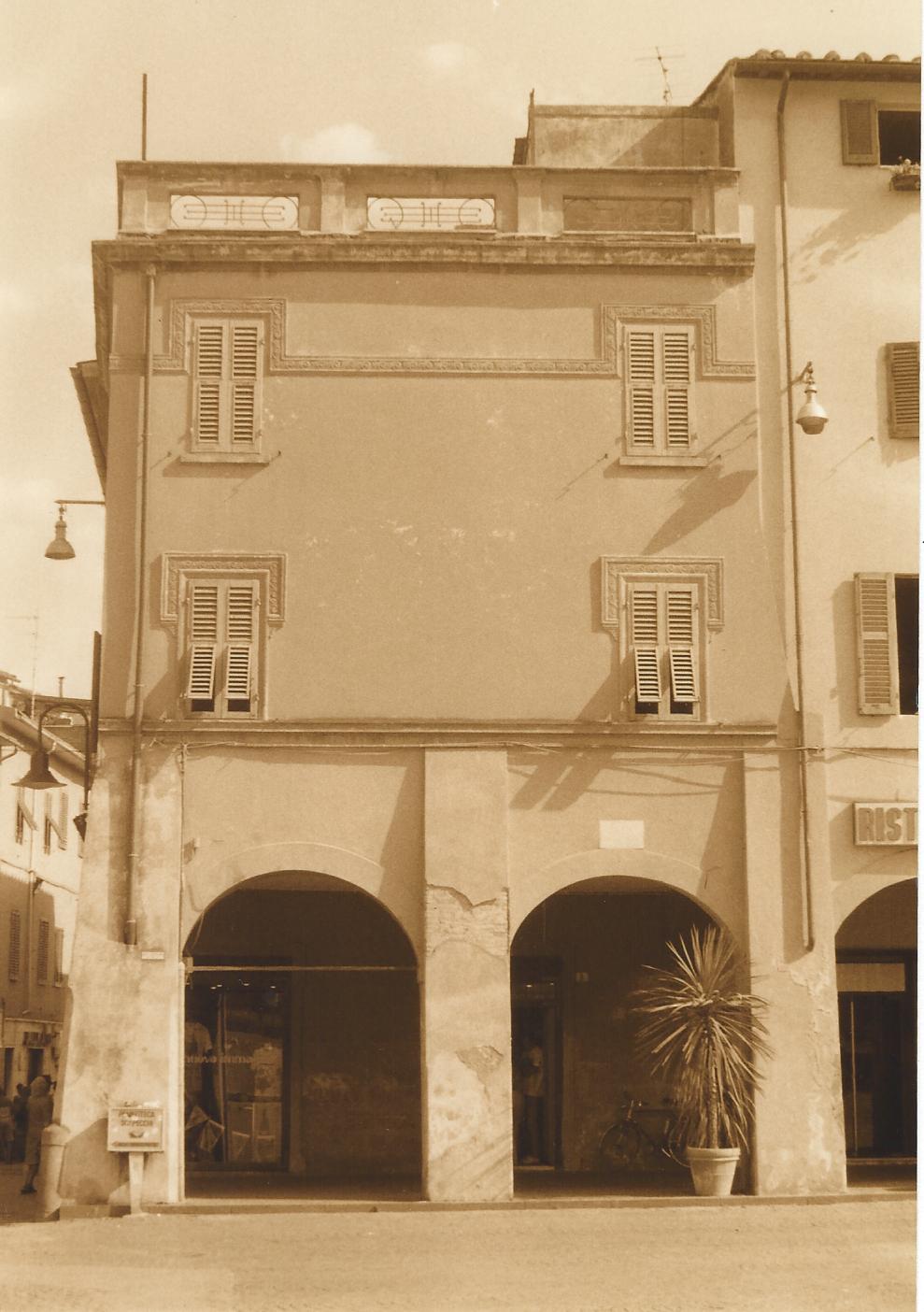 casa d'angolo su porticato