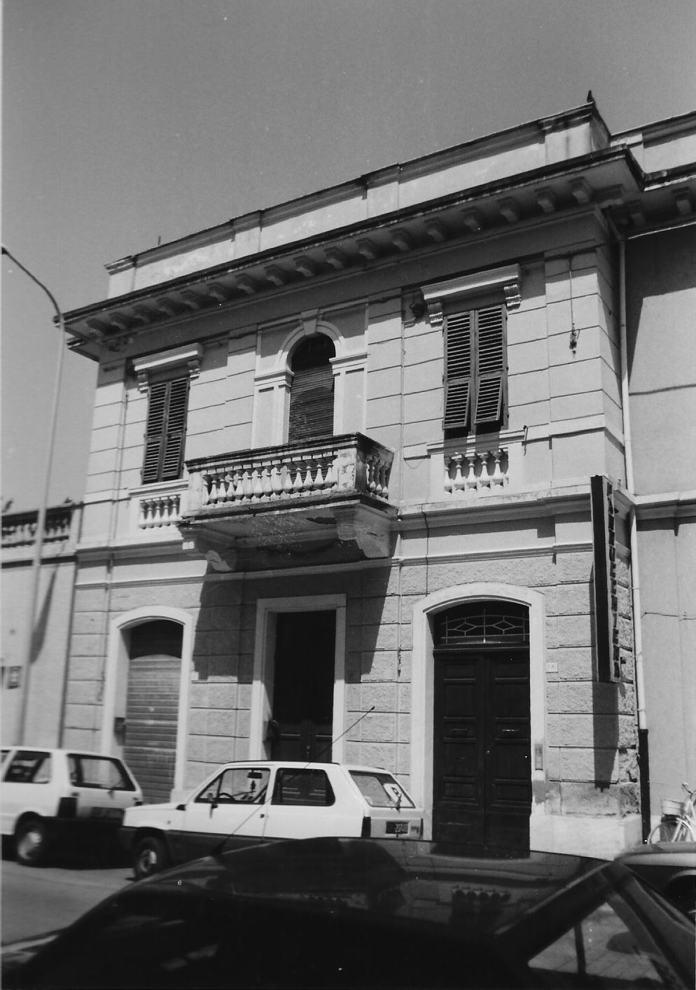 casa in linea plurifamiliare