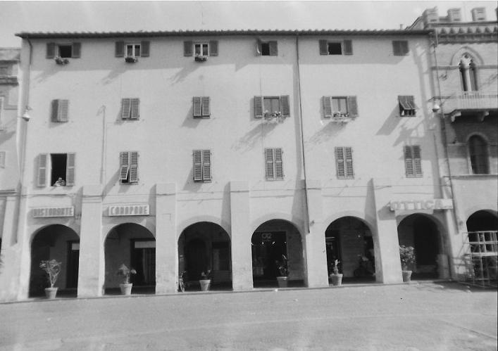 casa su porticato in Piazza Dante