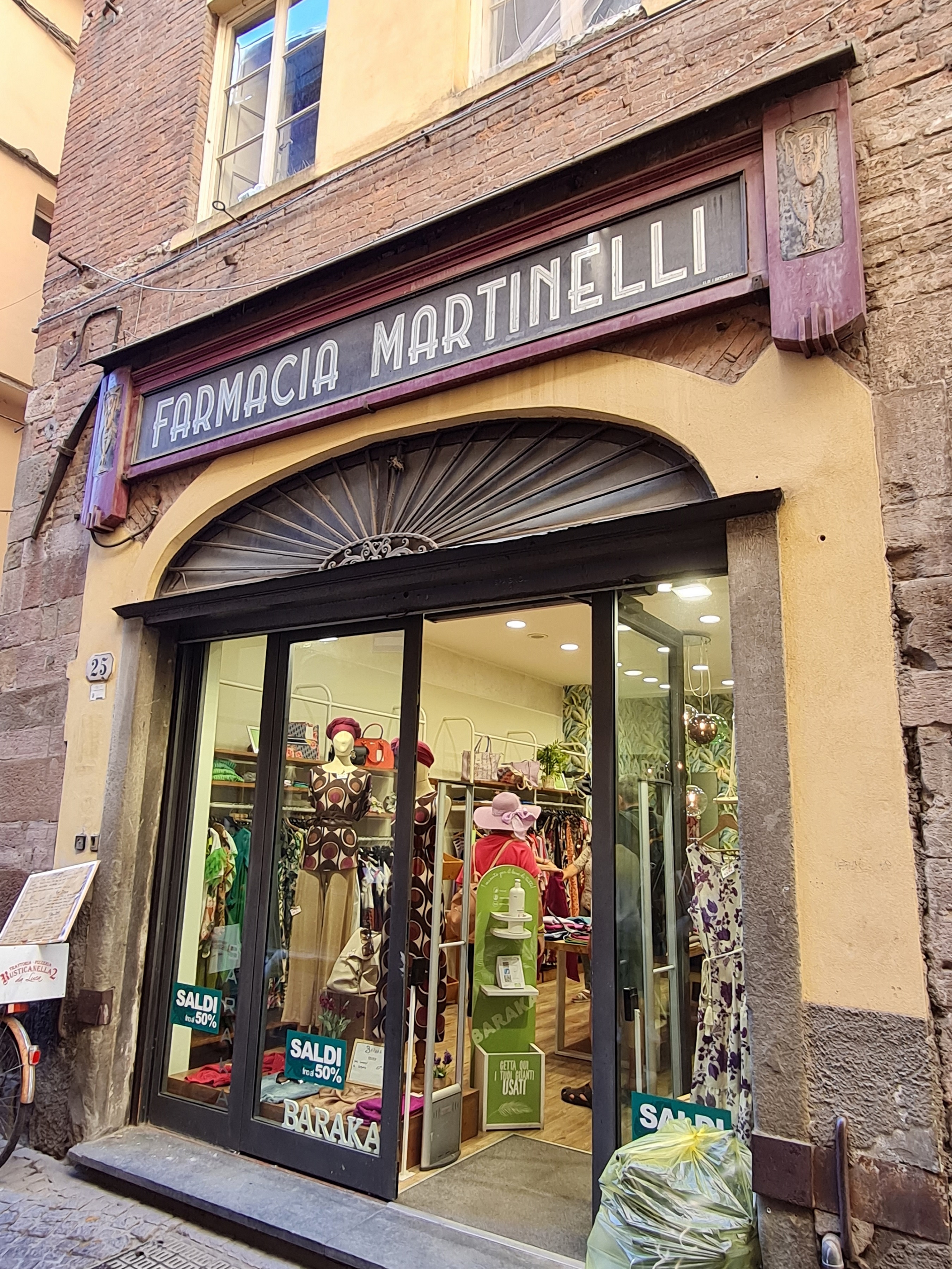 bottega, negozio di abbigliamento, Baraka e Ziggy, Farmacia Martinelli