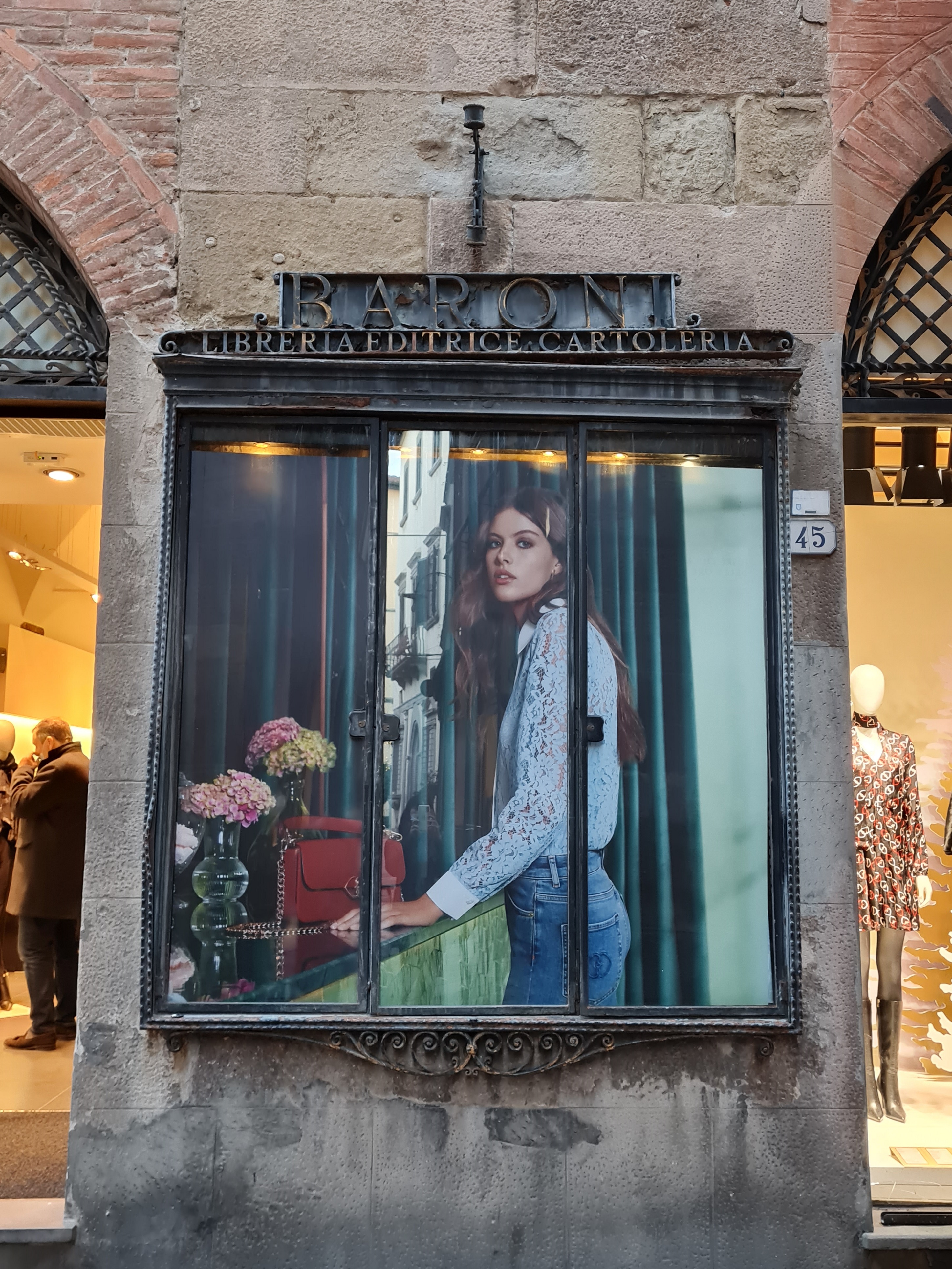 bottega, negozio di abbigliamento, Motivi, Baroni Libreria Editrice Cartoleria
