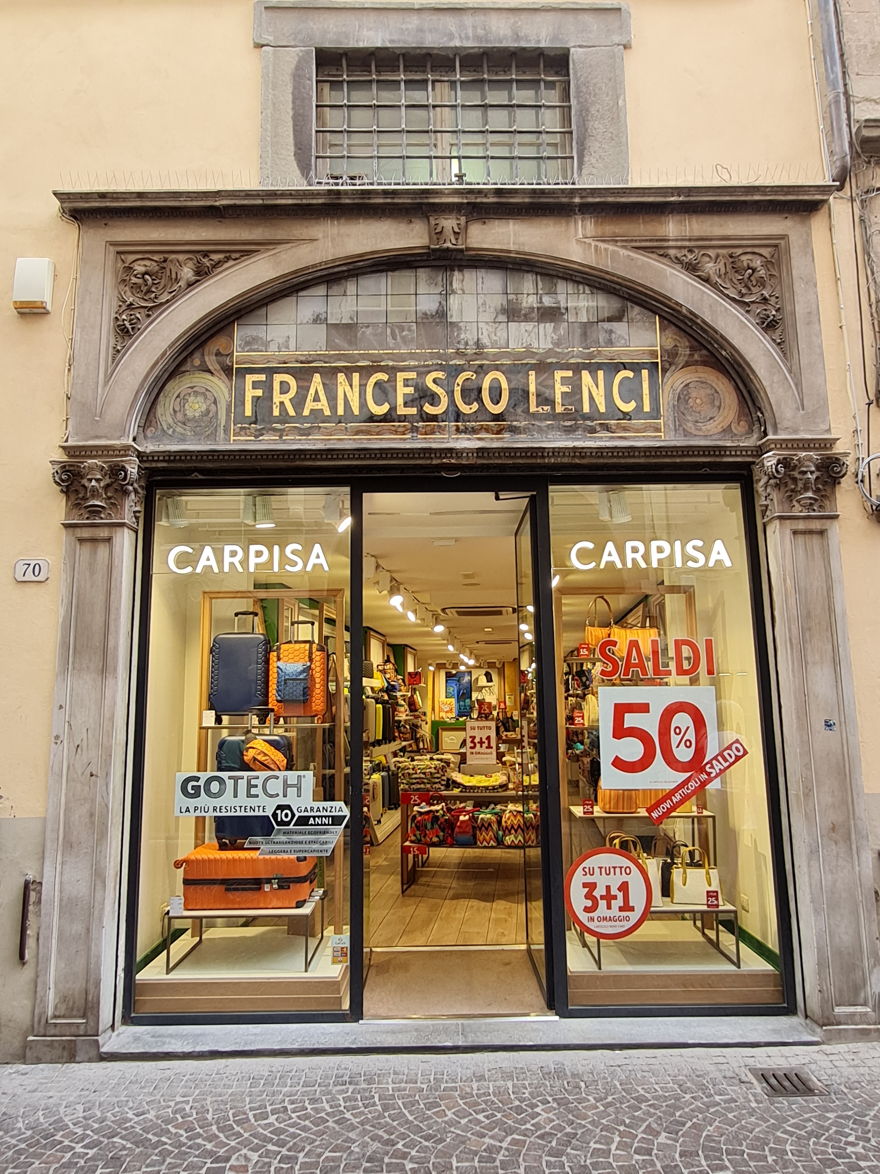 bottega, negozio di accessori, Carpisa, Francesco Lenci