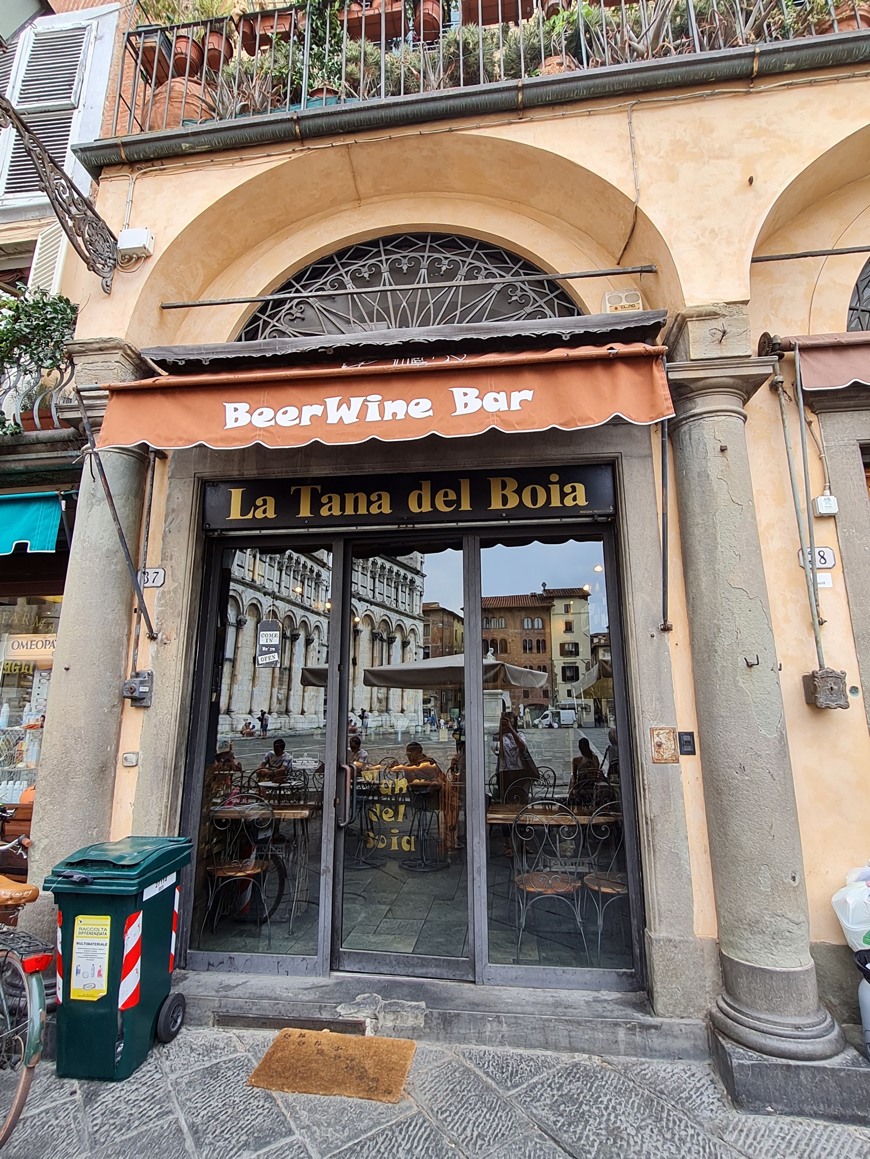 bottega, panineria, La tana del boia, Tessuti Nieri e Pollastrini