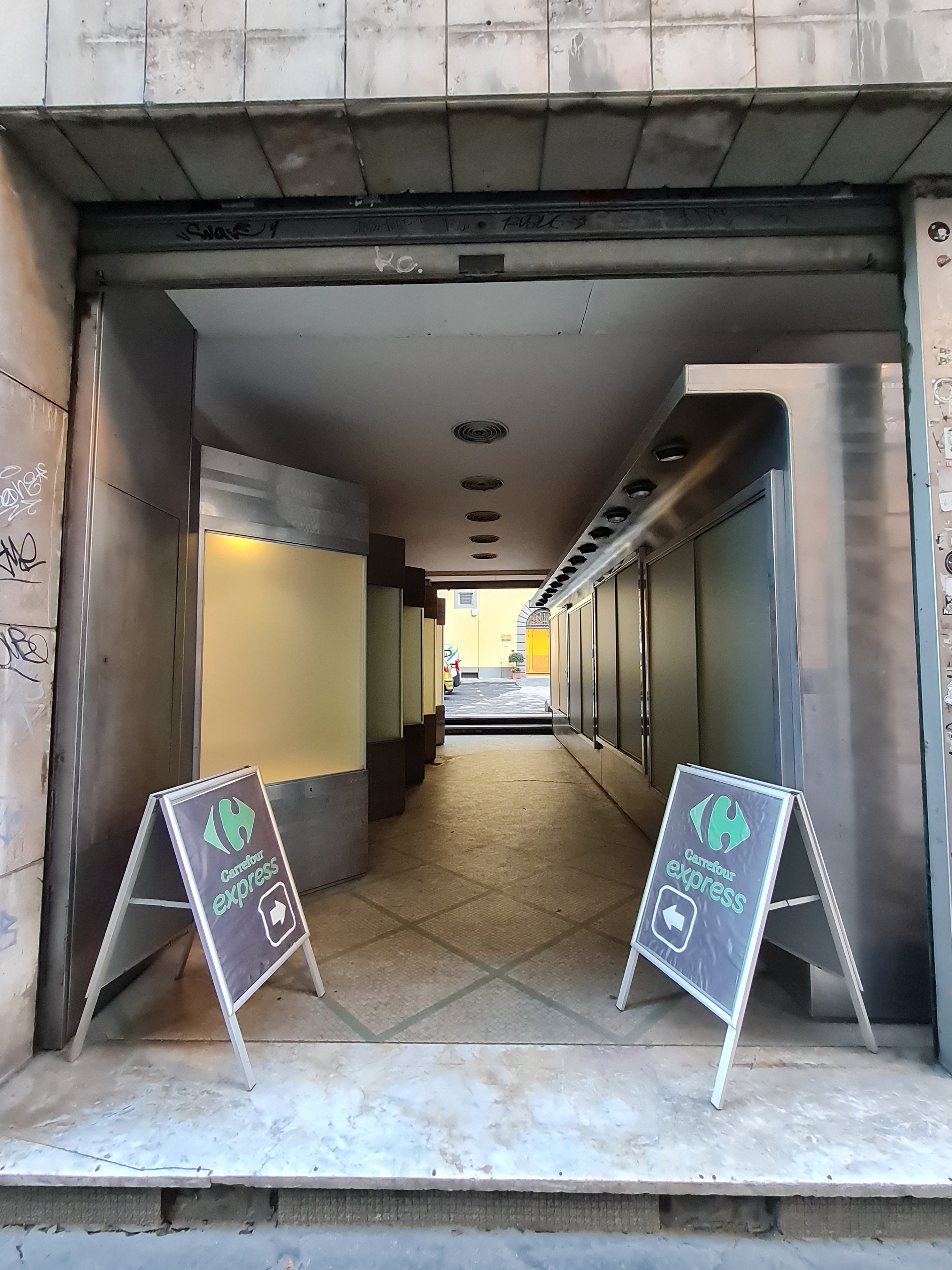 supermercato, Carrefour express, Cappelleria – Abbigliamento Santi Guerrieri