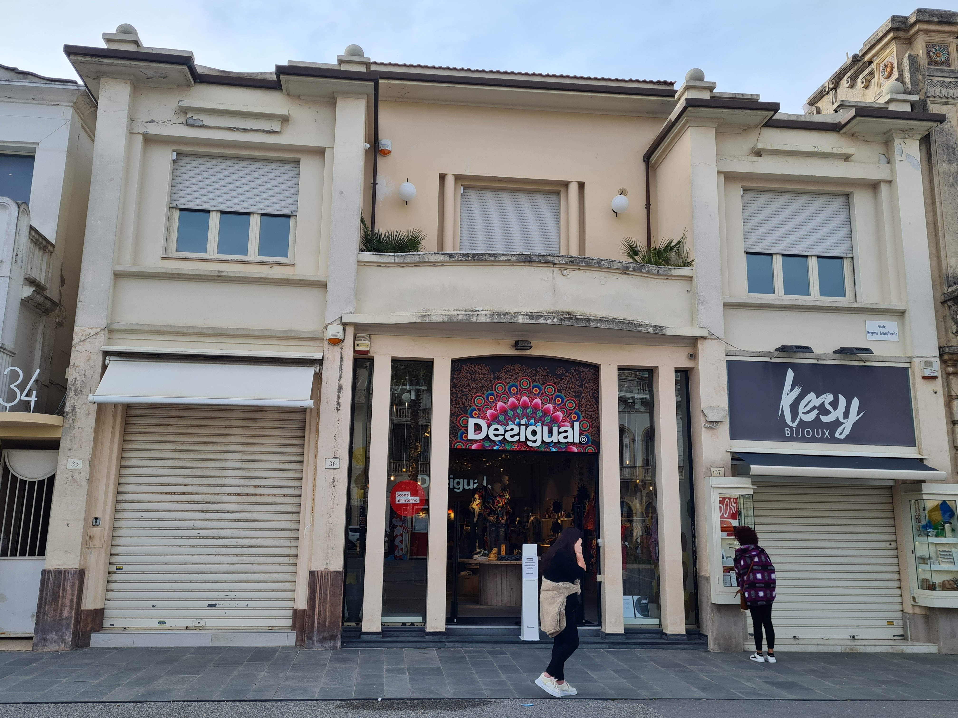 bottega, negozio di abbigliamento, Bagni Naide , Stefanel , Desigual