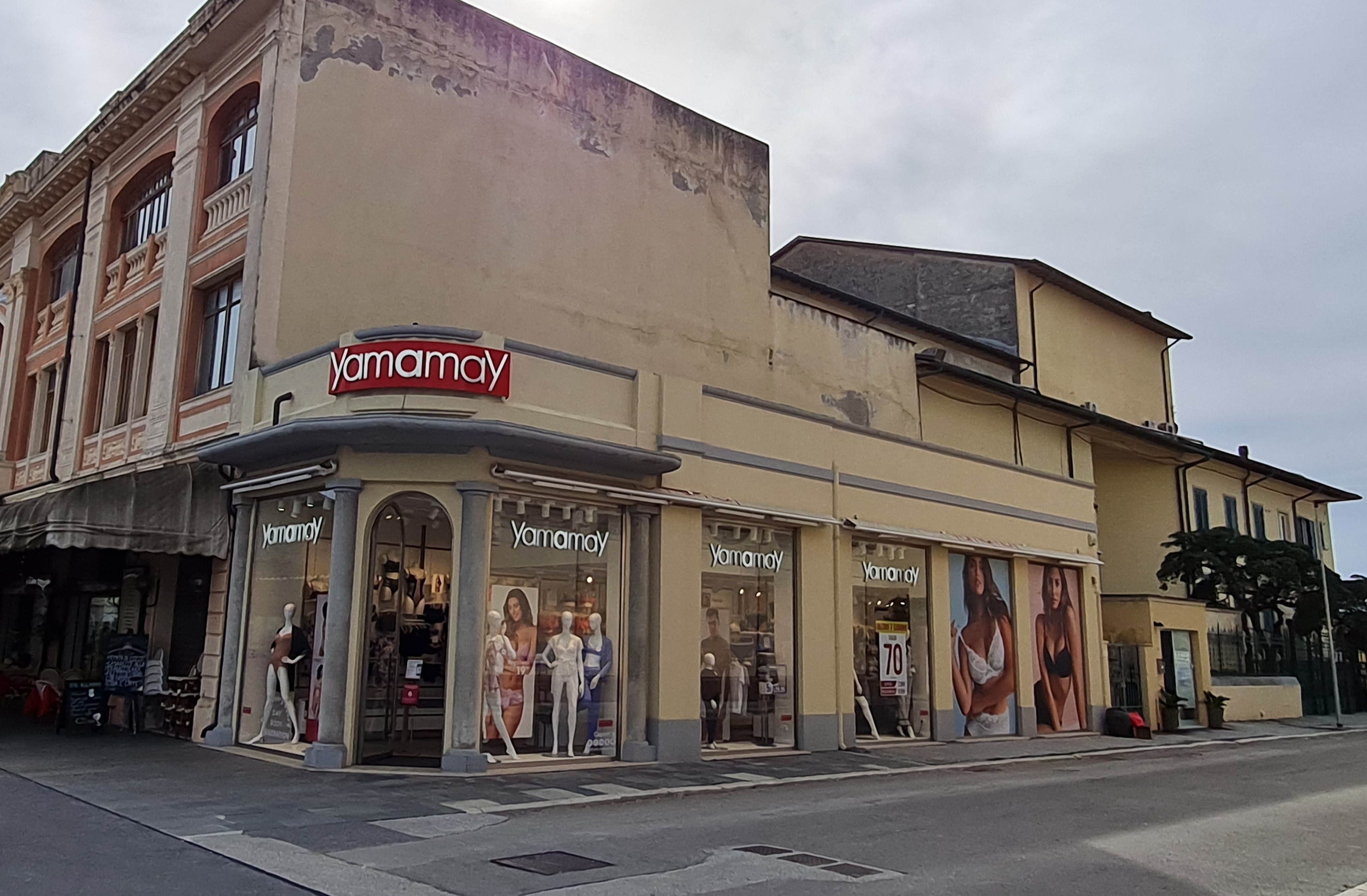 bottega, negozio di abbigliamento, Yamamay, Timpano