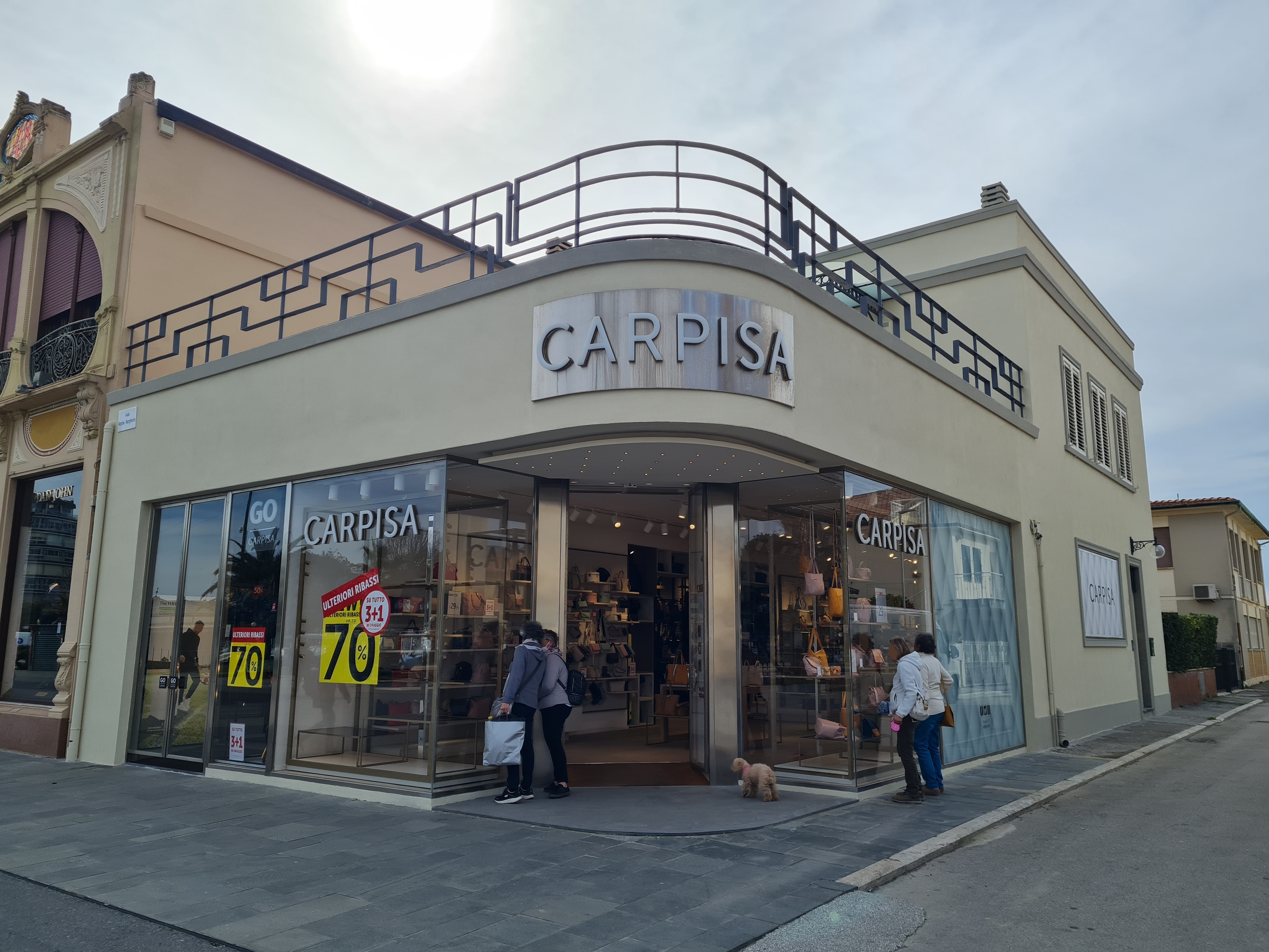 bottega, negozio di accessori, Carpisa, Leoni