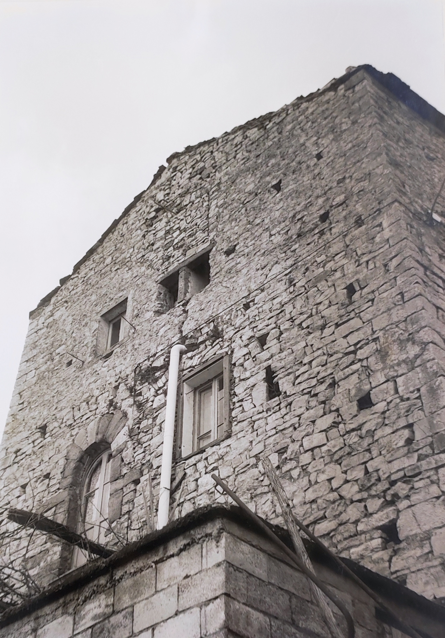 [casa-torre nel borgo di Irola]