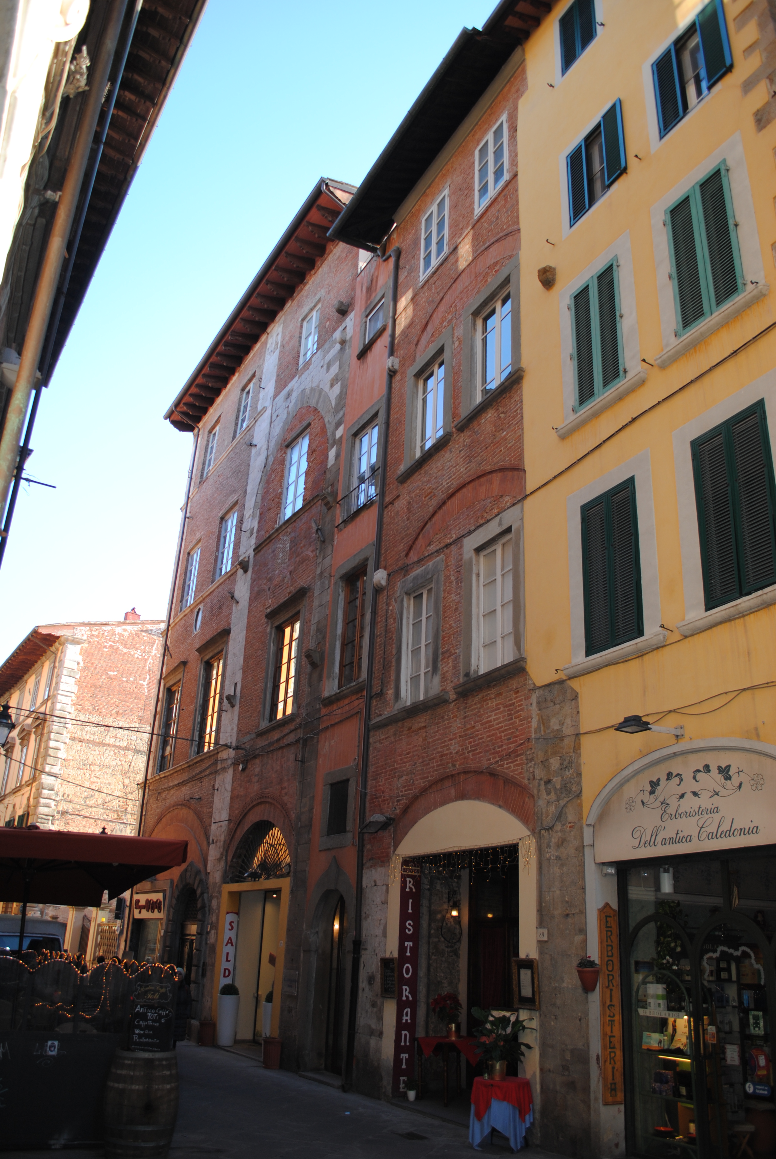 [Palazzo in via San Martino 81, 83 , 85r, 87]