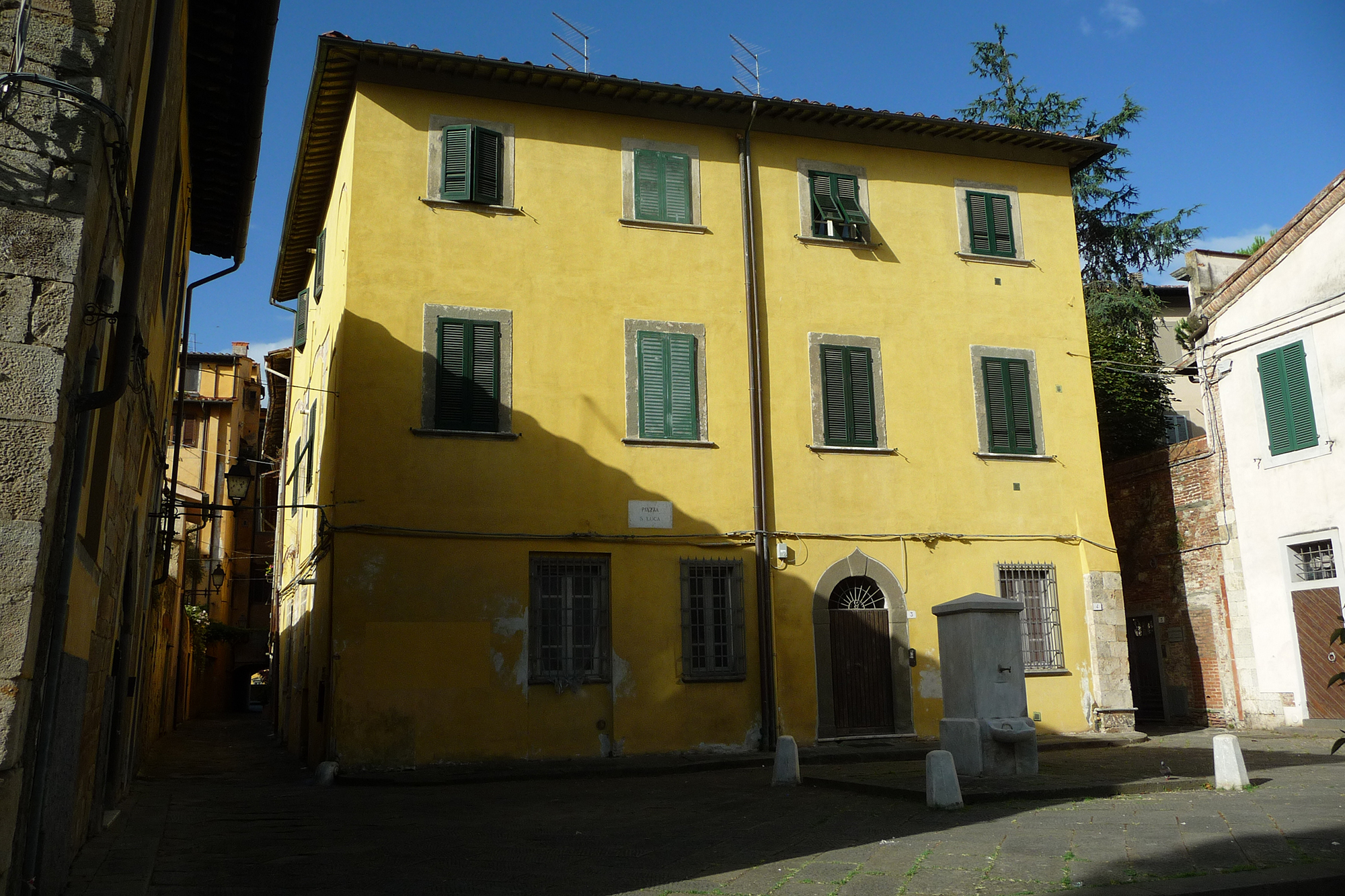 [Palazzo privato in piazza S. Luca, 3]