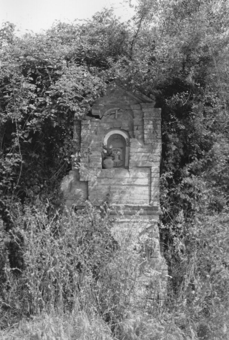TABERNACOLO LUNGO LA STRADA TRA TORRE A CASTELLO E MONTE SANTE MARIE